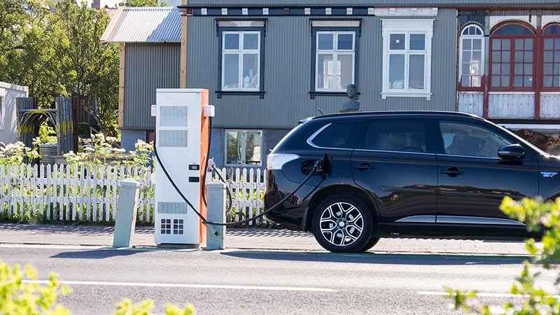 Island zavedl "spotřební" daň na elektromobily, řidiči zaplatí 1 Kč za každý ujetý km