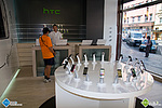 Vnitřní prostory značkové HTC prodejny v Praze (2)