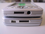 Spodní strana zařízení - porovnání s Mio558 (dole)