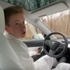 Youtuber zkusil, zda Tesla s autopilotem sama pojede, když vyskočí z okna