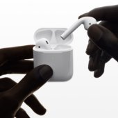Apple AirPods 2 podporují Siri a mají i bezdrátové pouzdro