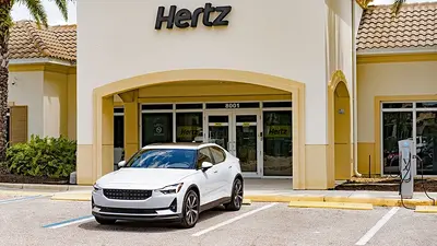 Autopůjčovna Hertz couvá s elektromobilitou, prodá se ztrátou 20.000 elektromobilů