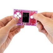 Micro Arcade: zahrajte si Space Invaders nebo Pac-Mana na „kreditce“
