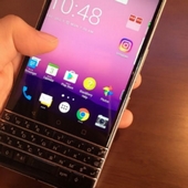 Nové BlackBerry s QWERTY klávesnicí se představuje na fotografii