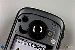 Detail na foťák bez zadního krytu baterie