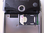 Detail na objektiv a vloženou SIM kartu
